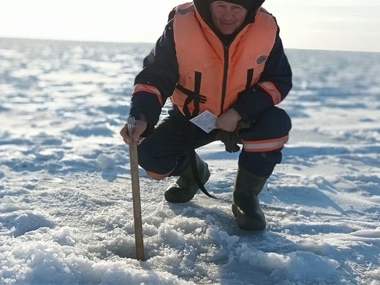 Новосибирские спасатели измерили толщину льда в городских водоемах