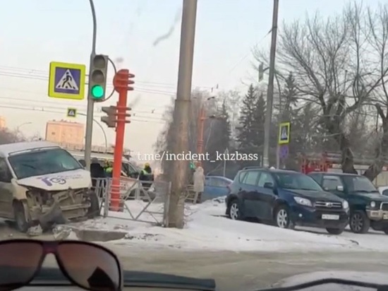 Микроавтобус и легковушка попали в ДТП на оживленном перекрестке в центре Кемерова