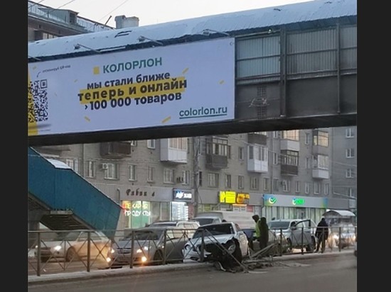 В Новосибирске автомобиль снес ограждение на Большевистской