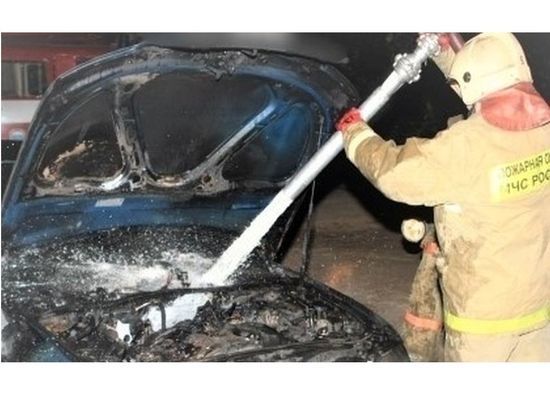 В Рославле пожарные потушили горящий автомобиль