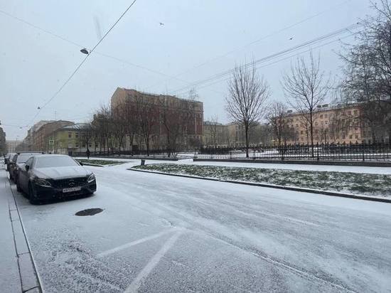 Ночной снегопад в Петербурге не привел к дорожному коллапсу