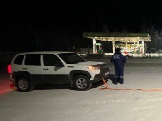 Красноярские гаишники спасли в 40-градусный мороз водителя сломанной «Нивы»