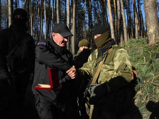 Роман Старовойт вручил на позициях бойцам из Курской области медали