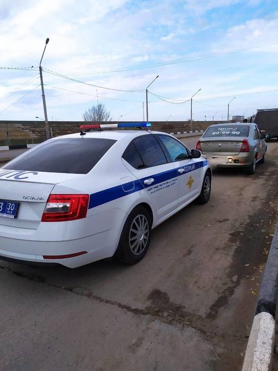 В Астрахани водителя такси оштрафовали из-за видео в Сети