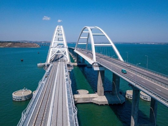 Отремонтированную автомобильную часть Крымского моста открыли для движения машин