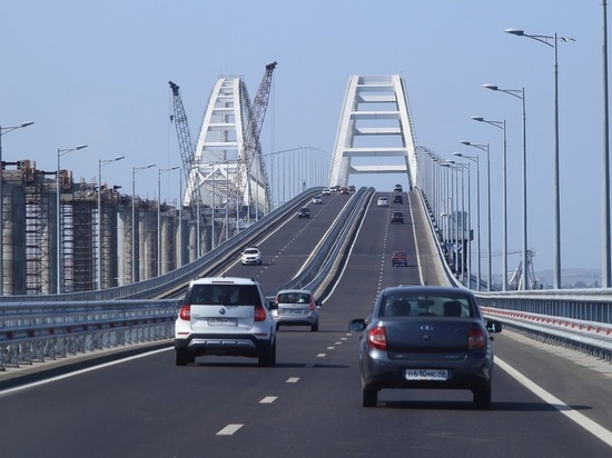 Возобновлено движение автомобилей по восстановленной части Крымского моста