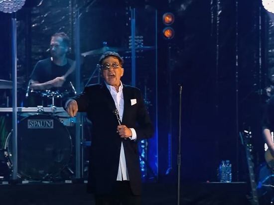 «Приболел»: директор Лепса объяснил причину броска артистом микрофона на пол на концерте в Петербурге