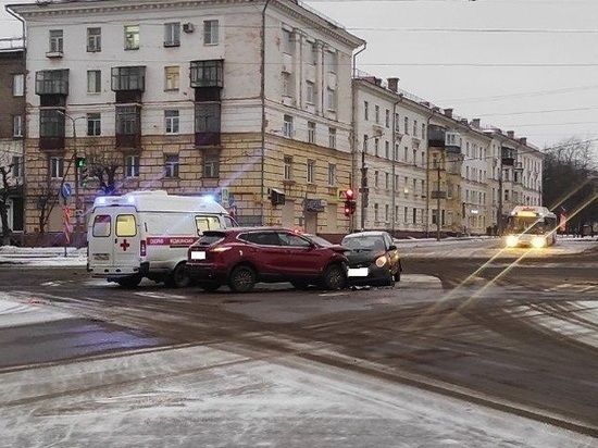 Две женщины попали в больницу после столкновения иномарок в Череповце