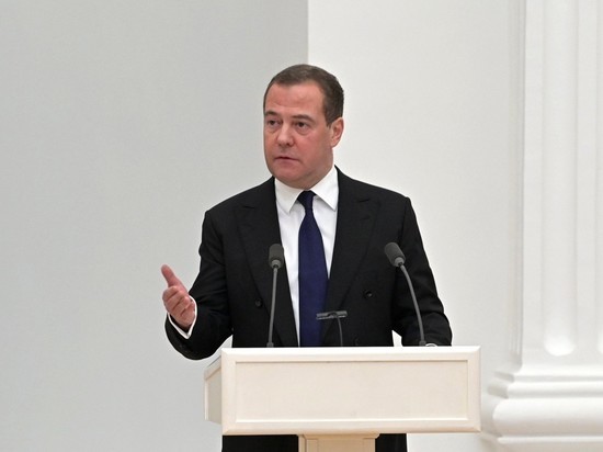 Медведев назвал принявшую введение потолка цен на нефть Европу "толпой подгулявших бюргеров"