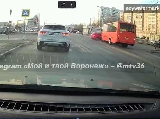 В Воронеже при таране пассажирским автобусом «Мазды» пострадали два человека