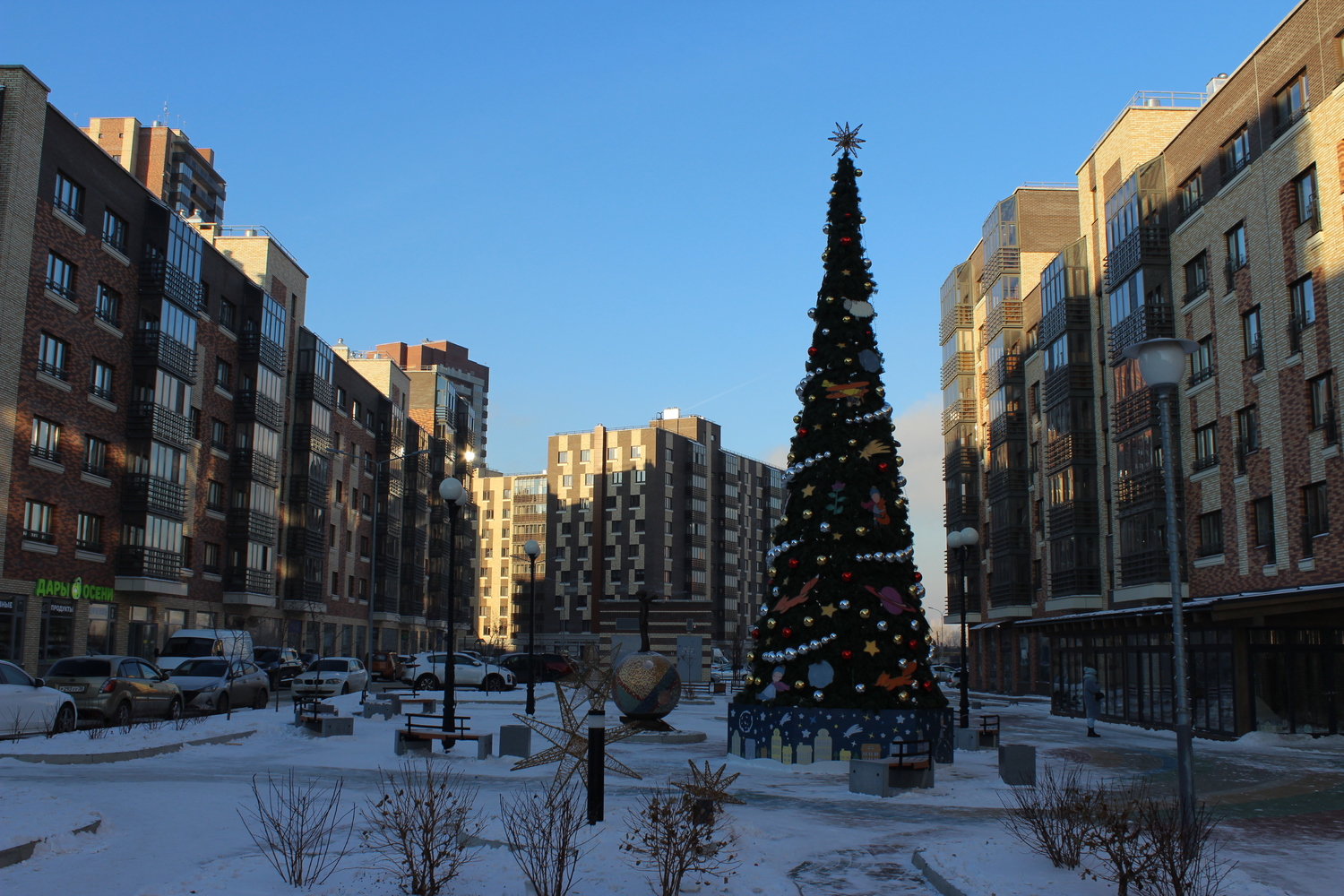 Красноярский ЖК "Южный берег" преобразился к Новому году: яркие звезды, елки и праздничная железная дорога