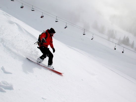 Катаются даже пенсионеры: как проходят первые недели нового горнолыжного сезона в Ленобласти