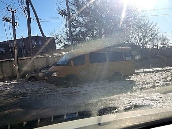 В Ростове на Тарновского автомобили застревают из-за наледи