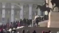 В Монголии толпа протестующих пошла на штурм правительственного здания: видео