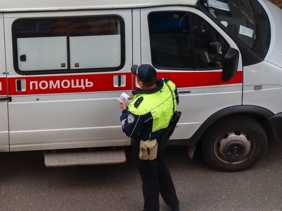 В Красноярске двое детей вылетели из машины при ДТП и попали на видео