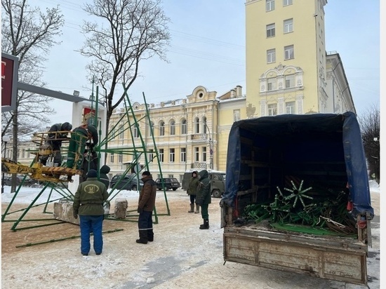 На центральной площади Смоленска начался монтаж главной городской ёлки