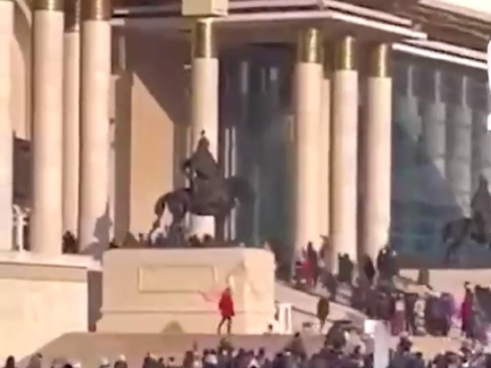 Протестующие в столице Монголии ворвались в здание правительства после протестов