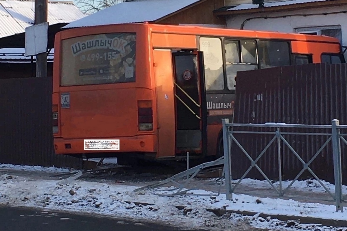Костромские ДТП: автобус врезался в жилой дом