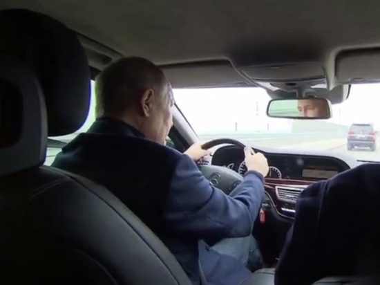 Путин проехал по Крымскому мосту на машине