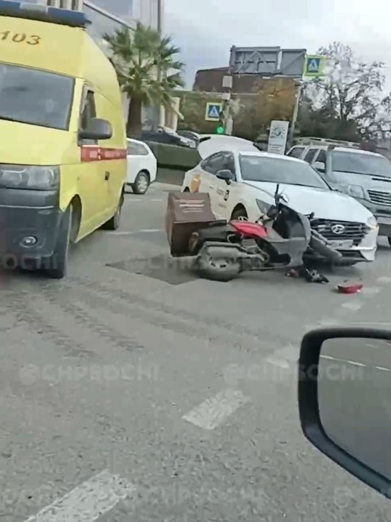 В Сочи скутер столкнулся с такси
