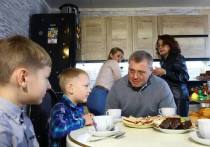 Губернатор Астраханской области Игорь Бабушкин во время визита в Икрянинский район встретился с семьей мобилизованного астраханца