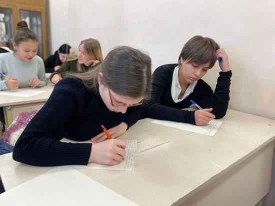 Астраханские школьники и студенты пишут слова поддержки бойцам на передовую