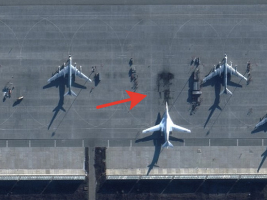 В интернете появились спутниковые снимки последствий атаки реактивным беспилотником военного аэродрома "Энгельс" под Саратовом, на котором находятся межконтинентальные стратегические бомбардировщики-ракетоносцы Ту-22 и Ту‑95
