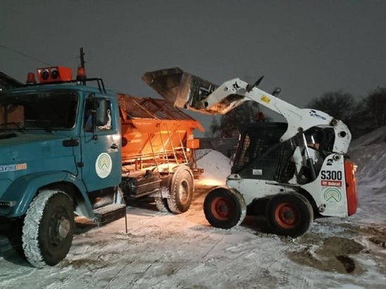 В Улан-Удэ подсыпают дороги перед снегопадом