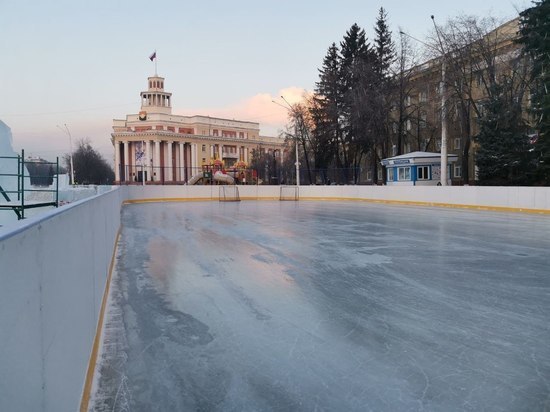 Каток на площади Советов открылся в Кемерове