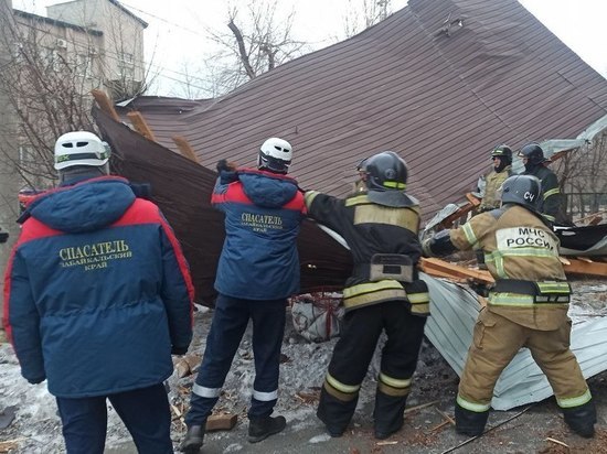 Ветер сорвал кровлю со здания детского сада в Чите