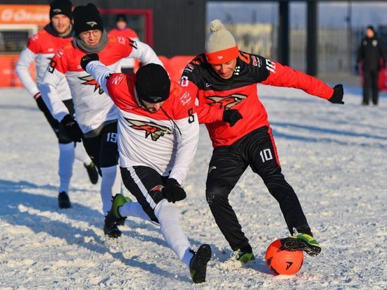 Сотрудники омского «Авангарда» в футболе на снегу разгромили «Мощные СМИ»