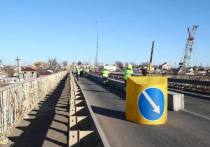 Во время посещения Икрянинского района губернатор Астраханской области Игорь Бабушкин проинспектировал ремонт моста через реку Хурдун