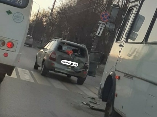 В Курске на Союзной маршрутка ПАЗ лишила задка легковушку Lada