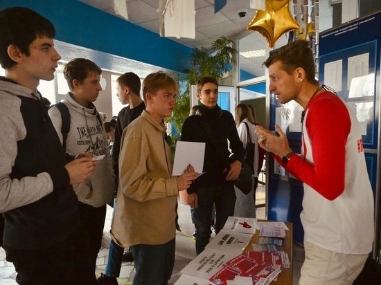 Витамины и гематоген дарят студентам на акции «Стоп ВИЧ/СПИД» во Владивостоке