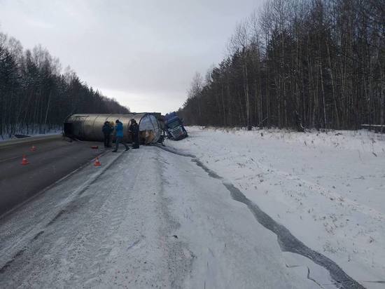 На трассе в Красноярском крае из-за аварии разлилось 200 литров опасного канцерогена