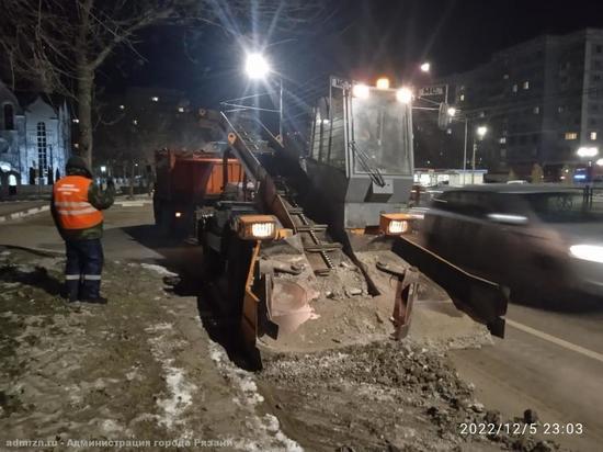 В ночь на 6 декабря в Рязани обработали тротуары от гололёда на 25 улицах
