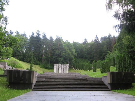 В Вильнюсе приступили к демонтажу стел крупнейшего в Литве воинского мемориала