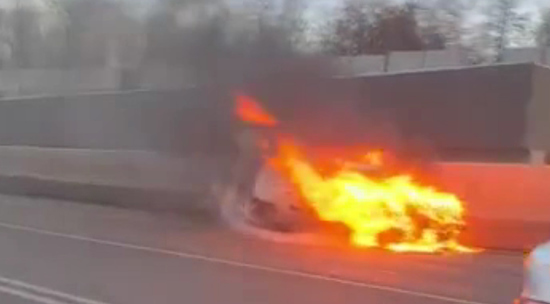 На западе Москвы утром сгорел автомобиль: видео