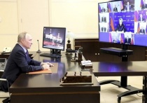 Президент России Владимир Путин в режиме видеоконференции провел оперативное совещание с постоянными членами Совета безопасности РФ