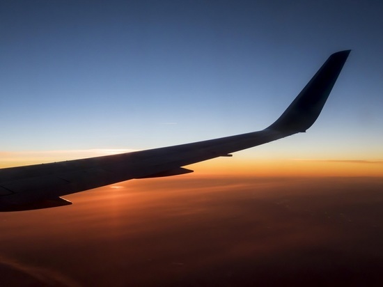 Вылетевший из Сочи пассажирский самолет резко сменил курс и начал кружить в небе