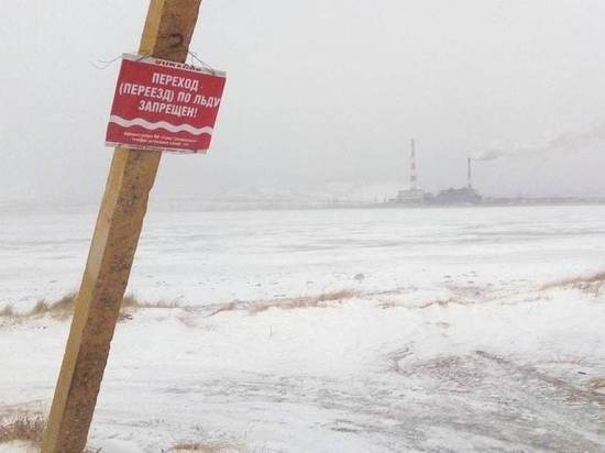Рыбак в Бурятии прорубил лунку и его автомобиль провалился под лед