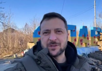 Президент Украины Владимир Зеленский опубликовал в социальной сети видео, на котором поздравил ВСУ с профессиональным праздником, пребывая в Донбассе