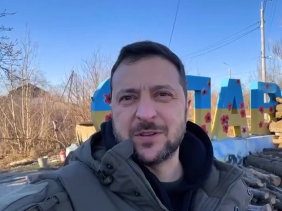 Президент Украины Владимир Зеленский опубликовал в социальной сети видео, на котором поздравил ВСУ с профессиональным праздником, пребывая в Донбассе