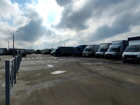В Краснодарском крае продолжают действовать ограничения на проезд грузовиков к Керченской паромной переправе