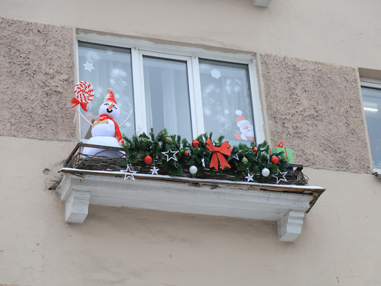 Фотофакт: Живущая в центре города псковичка усадила за окно снеговика