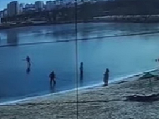 В Белгороде показали видео с детьми, играющими на тонком льду в хоккей