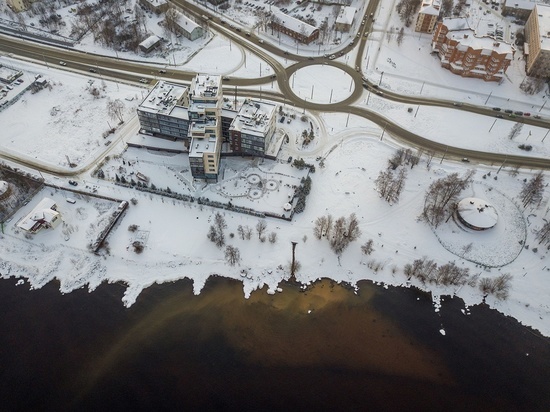 В Петрозаводске нечто с запахом канализации течет в Онежское озеро
