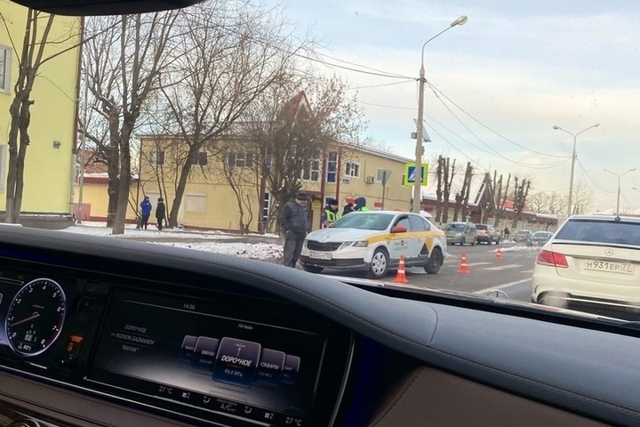 Камера видеонаблюдения в пешеходном переходе. В Подольске таксист наехал на пару пешеходов. Шерзод таксист Подольск.