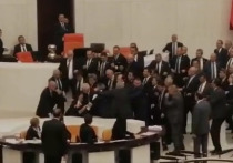 Турецкие СМИ опубликовали видео, свидетельствующее об остроте дебатов по бюджету в местном парламенте