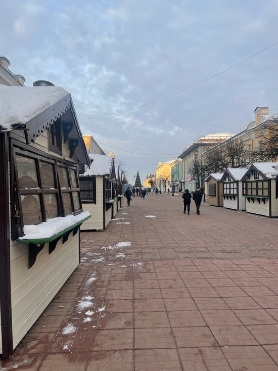 На Трехсвятской улице в Твери появились домики для Рождественской ярмарки